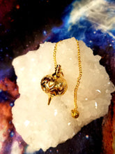 Jali Gold Globe Metal Pendulum